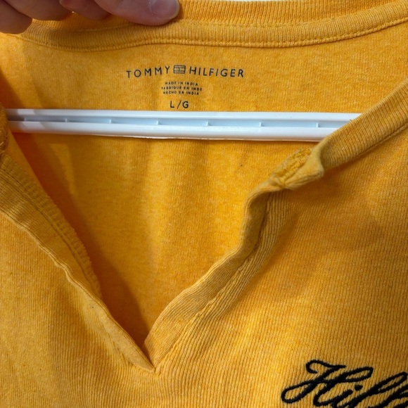 🎉4/30$🎉 Tommy Hilfiger Yellow Logo Tee - Size L - Picture 3 of 7